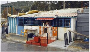 Photographie de Marios Fournaris de Perama en Grèce. Maison colorée et traditionnelle, bleu, rouge, orange