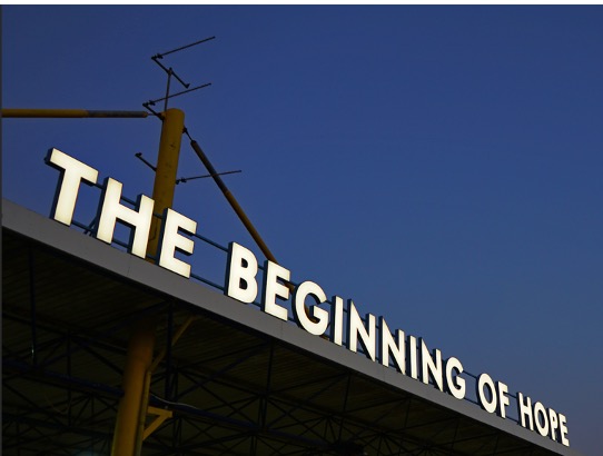 Œuvre de Robert Montgomery, artiste écossais, THE BEGINNING OF HOPE, installation lumineuse panneau led. Photographie par Marios Fournaris, artiste grec, de Perama en Grèce