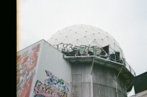 Photographie en argentique 35 mm détail station du Teufelsberg brutalisme Berlin Allemagne Kodak