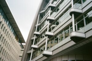 Photographie en argentique 35 mm bâtiment brutalisme futurisme Berlin Allemagne Kodak