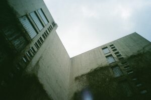 Photographie en argentique 35 mm bâtiment brutalisme végétation Berlin Allemagne Kodak