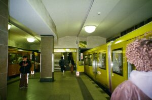 Photographie en argentique 35 mm d'une sortie / entrée  de métro à Berlin Allemagne Kodak