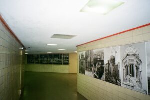 Photographie en argentique 35 mm d'une entrée de métro à Berlin Allemagne Kodak