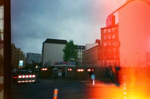 Photographie en argentique 35 mm à Berlin Allemagne Kodak Charliecheck point 