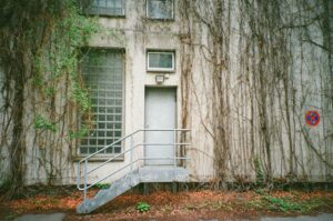 Photographie en argentique 35 mm bâtiment brutalisme et végétation Berlin Allemagne Kodak