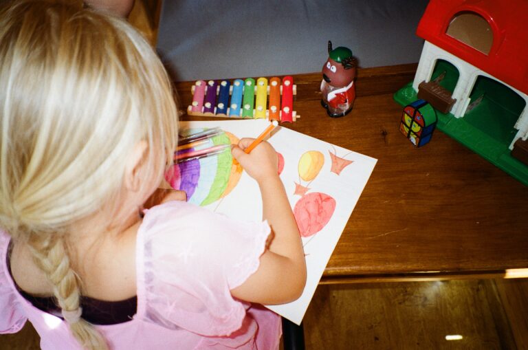 Photographie argentique Minolta 70 W Kodak Gold, montgolfière, crayons de couleurs et feutres, poème