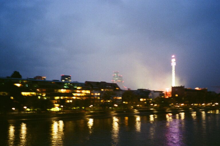 Photographie argentique Minolta 70 W prise par Neema Vitali à Basel / Bâle